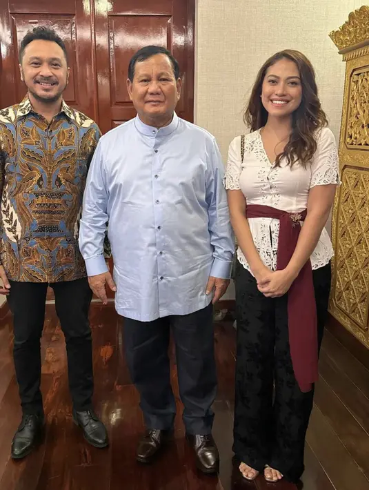 Kali ini Cynthia juga menambahkan selendang pada kebaya pendek yang dikenakannya. [Foto: Instagram/ Cynthia Ganesha]