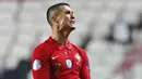 Striker Portugal, Cristiano Ronaldo, tampak kecewa usai gagal mencetak gol ke gawang Prancis pada laga UEFA Nations League di Stadion Da Luz, Minggu (15/11/2020). Prancis menang dengan skor 1-0. (AP/Armando Franca)