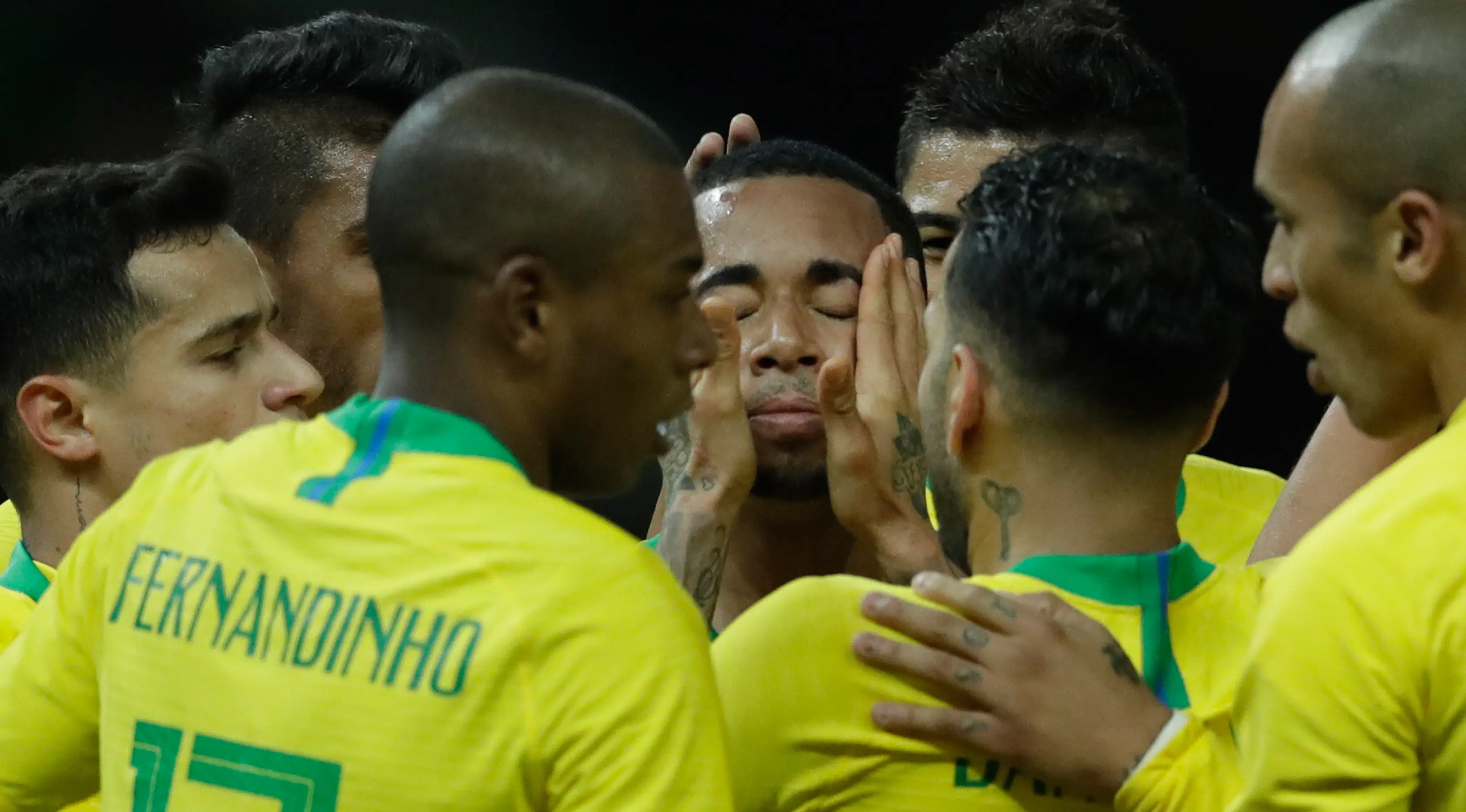 Pemain timnas Brasil, Gabriel Jesus berselebrasi dengan rekan setimnya setelah mencetak gol ke gawang timnas Jerman pada laga uji coba di Olympiastadion Berlin, Selasa (27/3). Brasil menang 1-0 berkat gol tunggal Gabriel Jesus. (AP Photo/Michael Sohn)