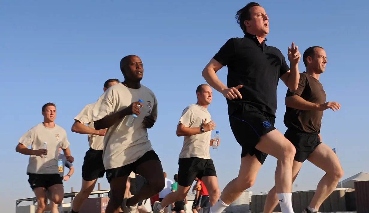 Mantan PM Inggris, David Cameron saat lari pagi di Camp Bastion di Provinsi Helmand, pada 11 Juni 2010. Cameron selalu menyempatkan lari dan tenis minimal satu kali dalam sepekan. Dia juga tidur teratur dan tidak begadang. (AFP PHOTO/Stefan Rousseau)