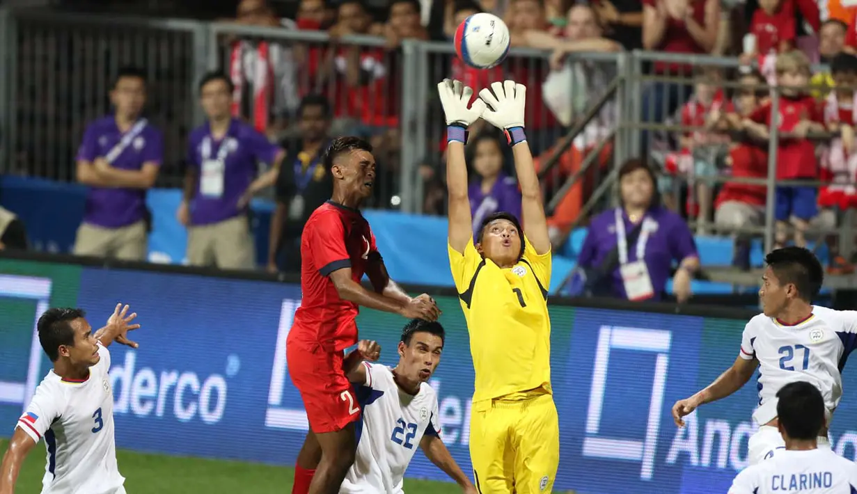 Perebutan bola di depan gawang Filipina. (Bola.com/Arief Bagus)