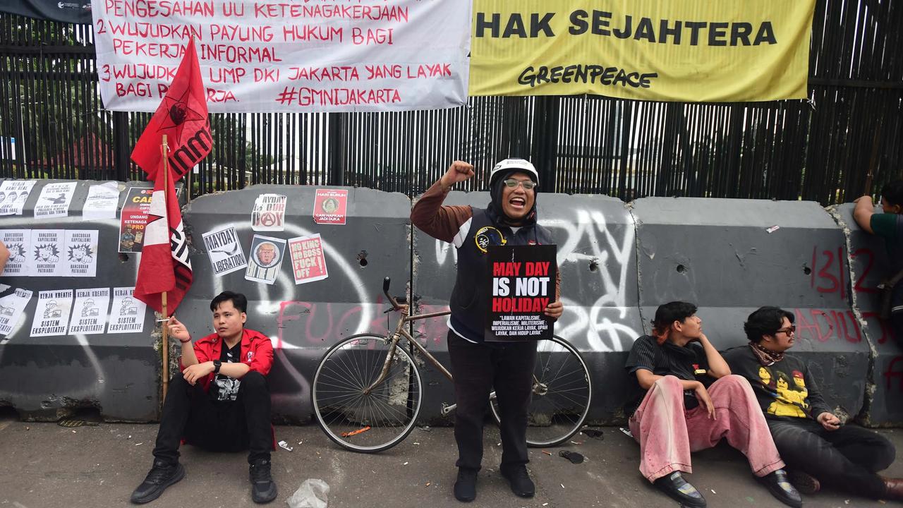 FOTO: Buruh  dan Mahasiswa Gelar Aksi May Day di Depan DPR