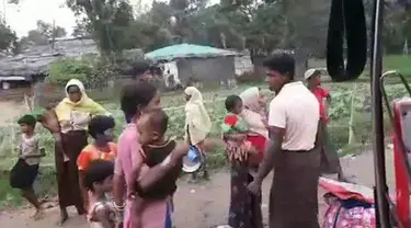 Seorang relawan di Bangladesh merekam kondisi pengungsi Rohingya. Ratusan ribu etnis Rohingya terjebak dalam kondisi yang menyedihkan.