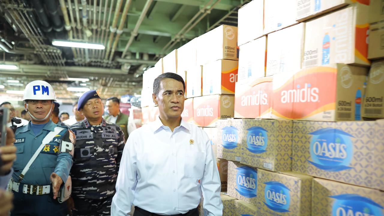 Mentan Amran Kirimkan Bantuan Bencana Sumatera Tahap II Via KRI Surabaya