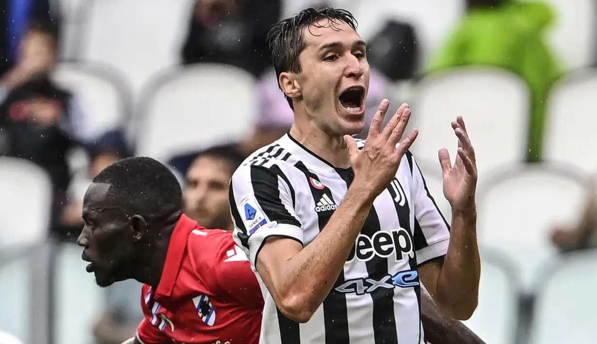 Federico Chiesa menjadi satu-satunya wakil Italia yang tak masuk dalam daftar peraih penghargaan Ballon d'Or 2021. Padahal, pemain 23 tahun tersebut merupakan sayap andalan Juventus yang mampu mempersembahkan gelar juara Euro 2020 untuk Timnas Italia. (AFP/Alberto Pizzoli)