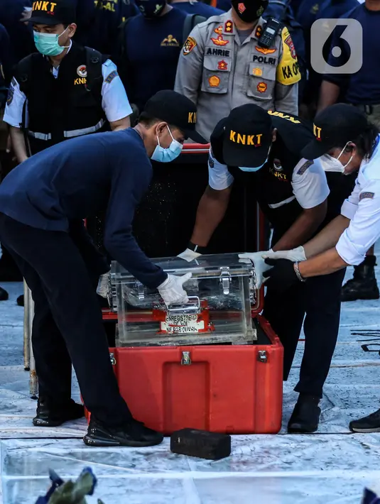 Petugas KNKT meletakkan Black box pesawat Sriwijaya Air SJ 182 yang jatuh di Kepulauan Seribu di Dermaga JICT, Jakarta, Selasa (12/1/2021). Black box yang terdiri dari dua kombinasi perangkat yaitu CVR atau percakapan dalam kokpit pesawat dan FDR atau rekaman data penerbangan. (Liputan6.com/Johan Ta