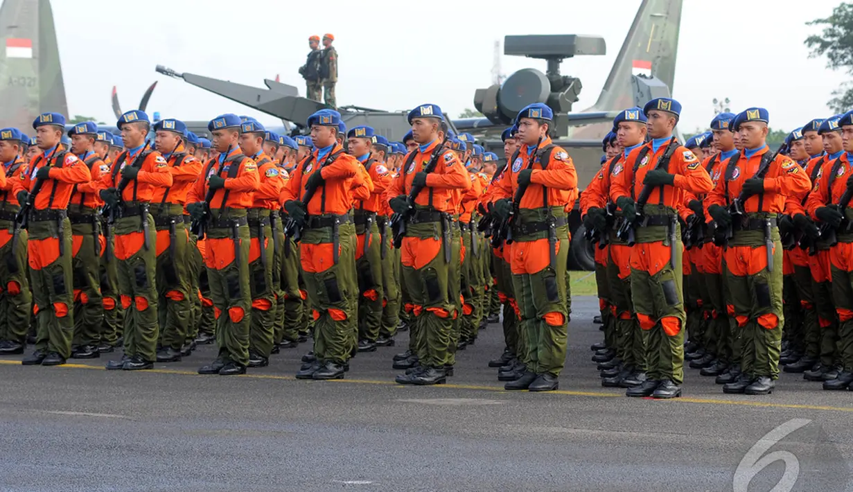 Sejumlah Prajurit TNI AU bersiap melakukan upacara serah terima jabatan KASAU di Lanud Halim Perdanakusuma, Jakarta, Kamis (15/1/2015). (Liputan6.com/Herman Zakharia)