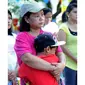 Saling peluk antara ibu dan anak mewarnai acara Hari Ibu yang diadakan di sebuah taman di pinggiran kota Manila, (11/5/2014). Hal ini menunjukkan rasa cinta dan hormat seorang anak kepada ibunya. (AFP PHOTO/Jay Directo)