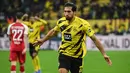 Emre Can. Gelandang Borussia Dortmund asal Turki ini mulai serius mempelajari Islam sejak berusia 23 tahun. Di tengah padatnya jadwal pertandingan Liga Jerman, ia tetap memilih berpuasa Ramadan sebagai cerminan muslim yang taat. (AFP/Ina Fassbender)