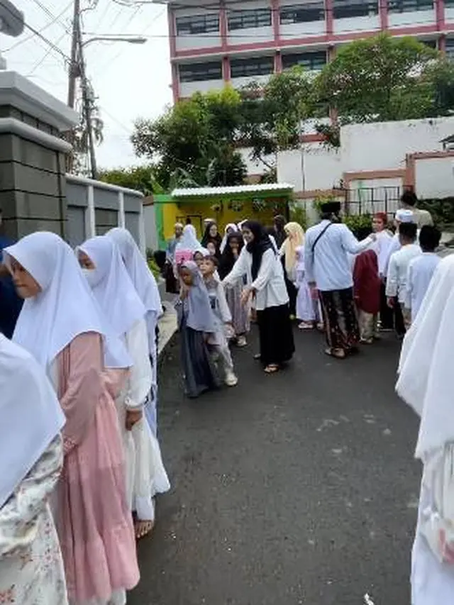 7 Momen Haji Faisal Bagi-Bagi Zakat, Gala Sky Cosplay Jadi Superhero