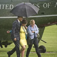 Tidak hanya tegas, video ini juga akan memperlihatkan kepada kamu sosok Obama yang manis dan penyayang. 
