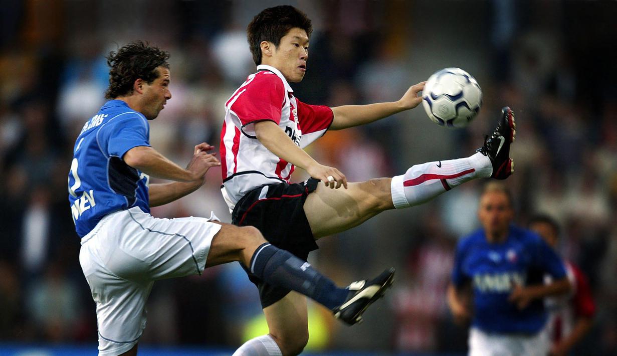 Park Ji-sung. Gelandang serang Korea Selatan yang kini berusia 41 tahun dan telah pensiun pada Juli 2014 ini pernah berseragam PSV Eindhoven selama 2,5 musim mulai pertengahan musim 2002/2003 hingga akhir musim 2004/2005 usai didatangkan dari Kyoto P. Sanga dengan nilai transfer 5 juta euro. Bersama PSV ia berhasil meraih 2 gelar juara Eredivisie pada musim 2002/2003 dan 2004/2005. Ia total bermain dalam 119 laga bersama PSV di semua ajang dengan torehan 19 gol dan 16 assist. Pada awal musim 2005/2006 ia hijrah ke Manchester United dengan nilai transfer 7,3 juta euro. (AFP/ANP/Str)