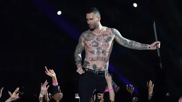 Adam Levine Pamer Tato di Panggung Super Bowl LIII