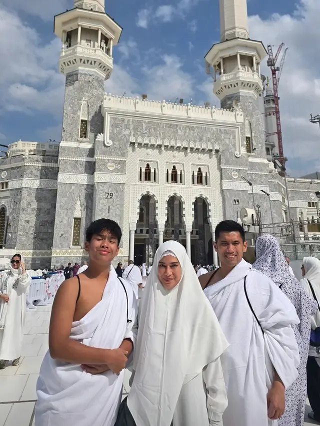 Dian Sastrowardoyo Umrah