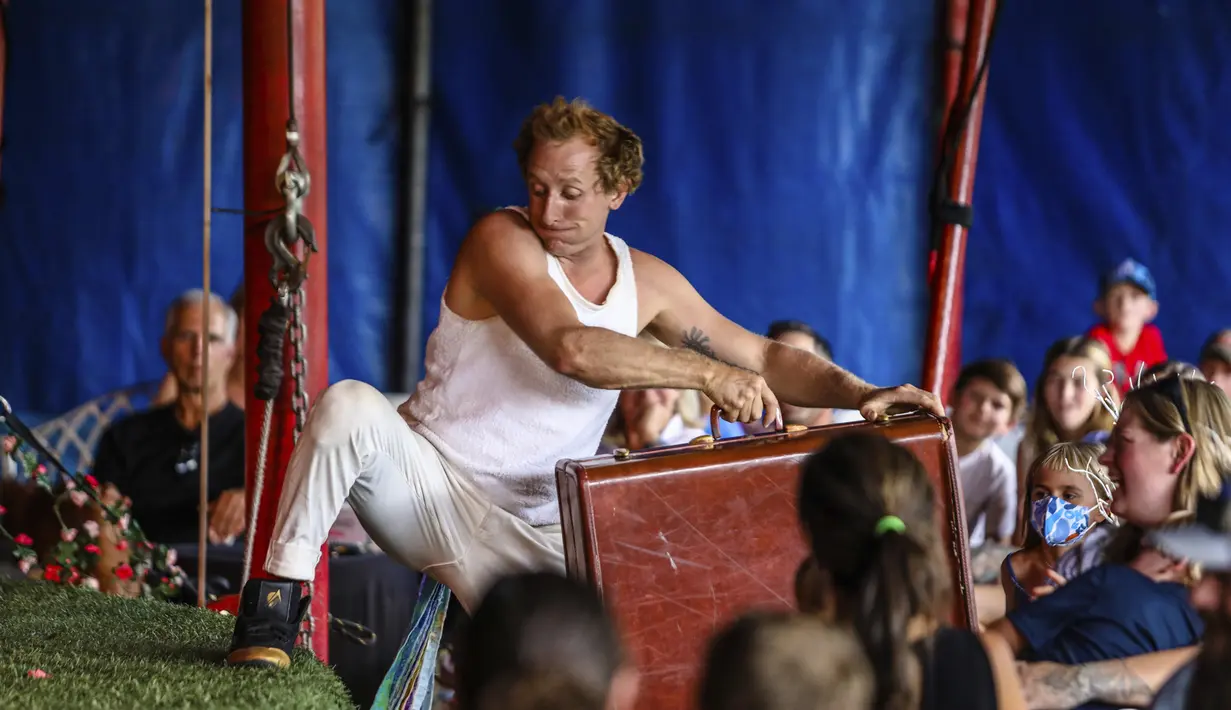Sebuah koper pelarian dibawa kembali selama pertunjukan Flynn Creek Circus di Avon, Colorado (14/8/2021). Waktu pertunjukan sekitar dua jam dengan jeda. (Chris Dillmann/Vail Daily via AP)