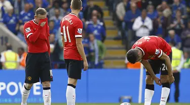 Tiga pemain Manchester United, Wayne Rooney (kiri), Adnan Januzaj dan Robin Van Persie tertunduk usai dikalahkan Leicester City di Stadion King Power, (21/9/2014). (REUTERS/Darren Staples)