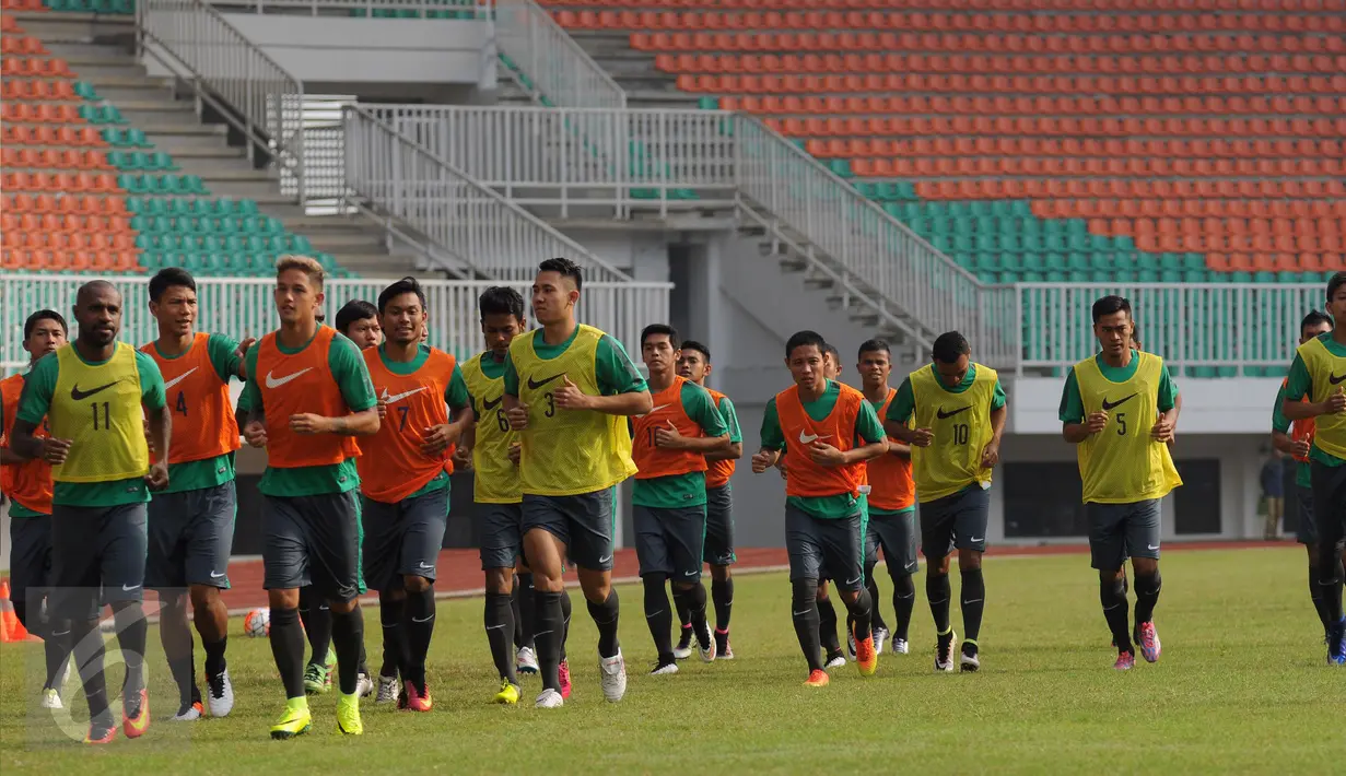 Sejumlah pemain berlari jelang mengikuti seleksi timnas Indonesia tahap pertama di Stadion Pakansari, Kab Bogor, Selasa (9/8). Timnas Indonesia bakal berlaga di AFF Cup 2016, 19 November hingga 17 Desember mendatang. (Liputan6.com/Helmi Fithriansyah)