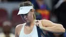 Maria Sharapova tertunduk setelah pertandingan melawan Simona Halep dari Rumania pada  turnamen tenis China Terbuka di Diamond Court di Beijing, Rabu, (4/10). Sharapova kalah 6-2 6-2 dalam waktu 72 menit dari Halep. (AFP Photo/Greg Baker) 