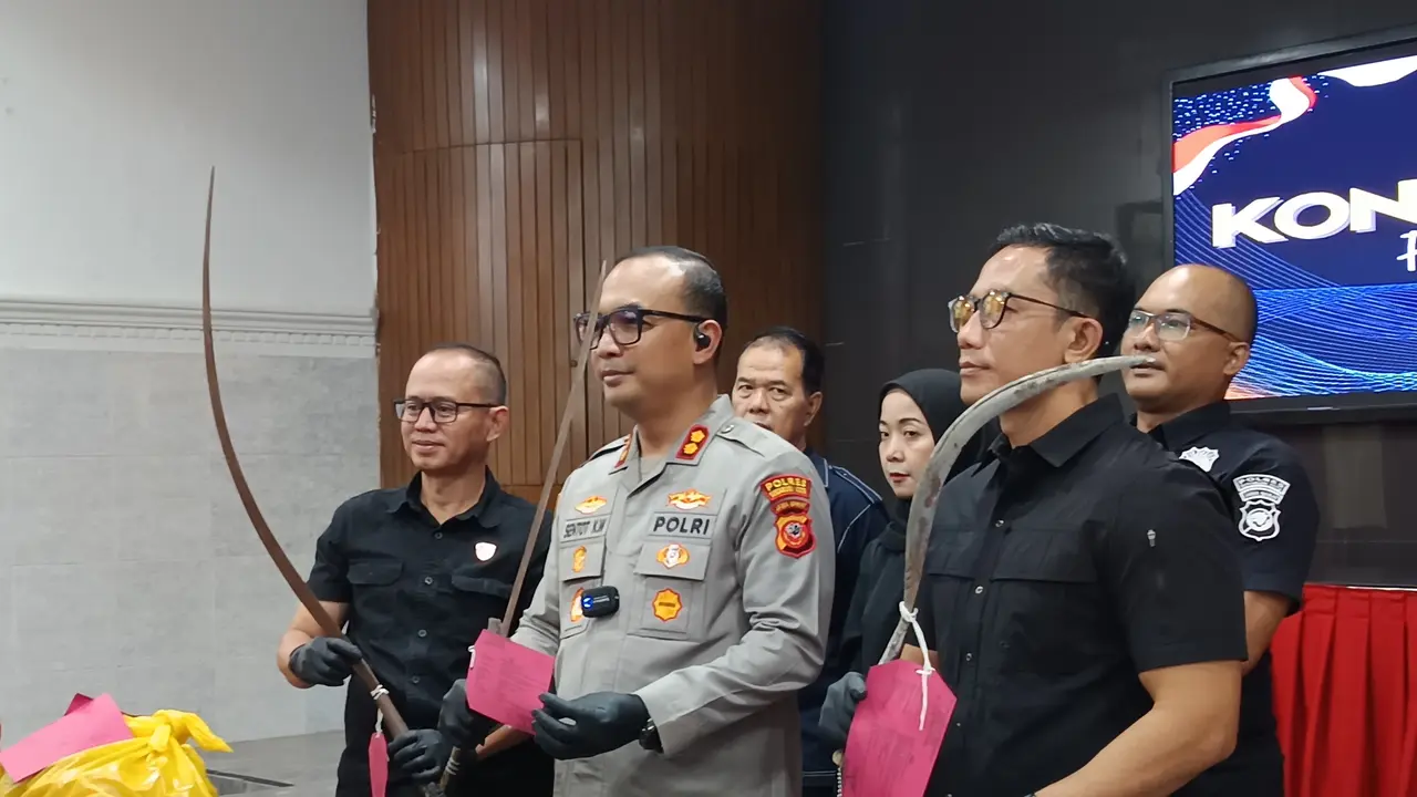 Polisi menyita celurit sepanjang 1,7 meter digunakan dalam pengeroyokan di Sukabumi