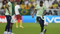 Penyerang PSG itu juga sempat melakukan juggling bola saat rekan lainnya tengah melakukan pemanasan untuk melawan Kamerun. (AP/Natacha Pisarenko)