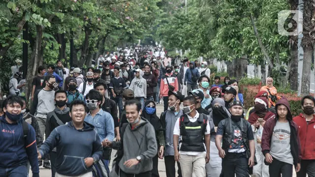 Ketika Massa Berbagai Elemen Bergabung Menolak UU Cipta Kerja