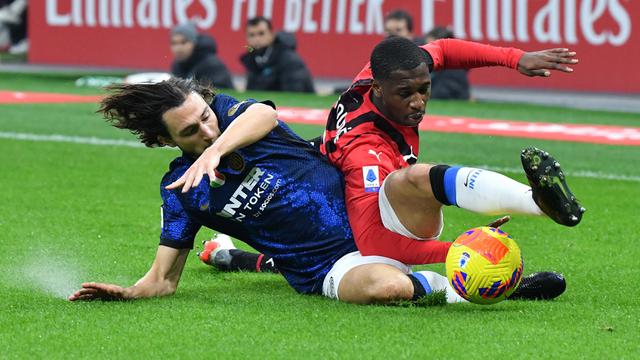 Foto: Aksi Duel Keras di Derby Milan