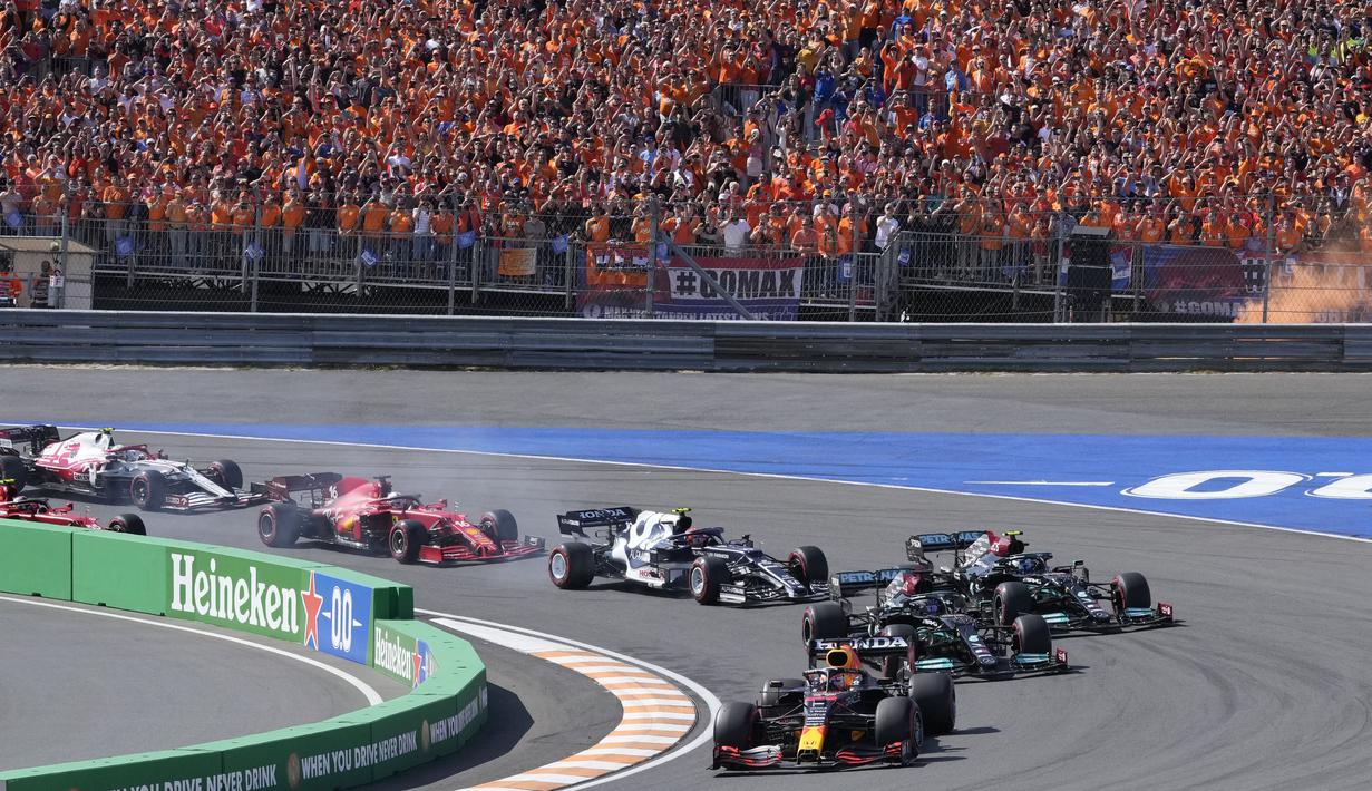 Pebalap Belanda itu tampil mendominasi balapan sepanjang 72 putaran dengan keunggulan nyaris 21 detik dari rival terdekatnya, Lewis Hamilton, yang finis di urutan kedua.  (Foto: AP/Peter Dejong)