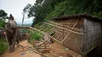 Seekor gajah merobohkan rumah saat penggusuran di Suaka Margasatwa Amchang di pinggiran Gauhati, India (25/8). Pasukan keamanan India mengerahkan gajah untuk menggusur sejumlah rumah ilegal di kawasan tersebut. (AP Photo/Anupam Nath)