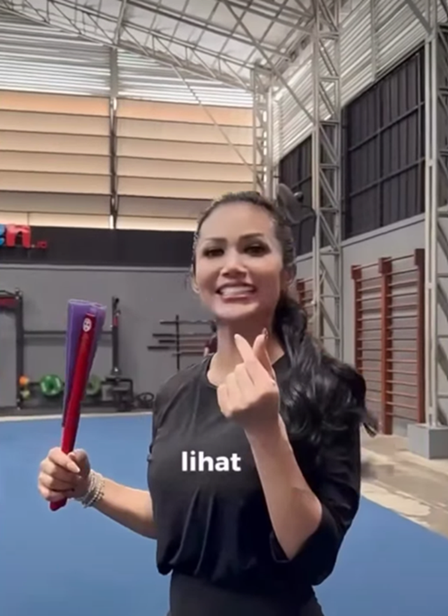 6 Potret Kris Dayanti di Kejuaraan Wushu Nasional Open, bangga raih medali emas