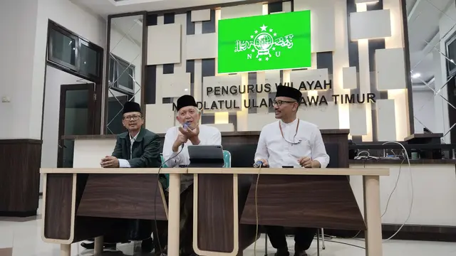 Pj. Ketua PWNU Jatim, KH Abdul Hakim Mahfud (tengah) pada konferensi pers, di Kantor PWNU Jatim Surabaya. (Istimewa)