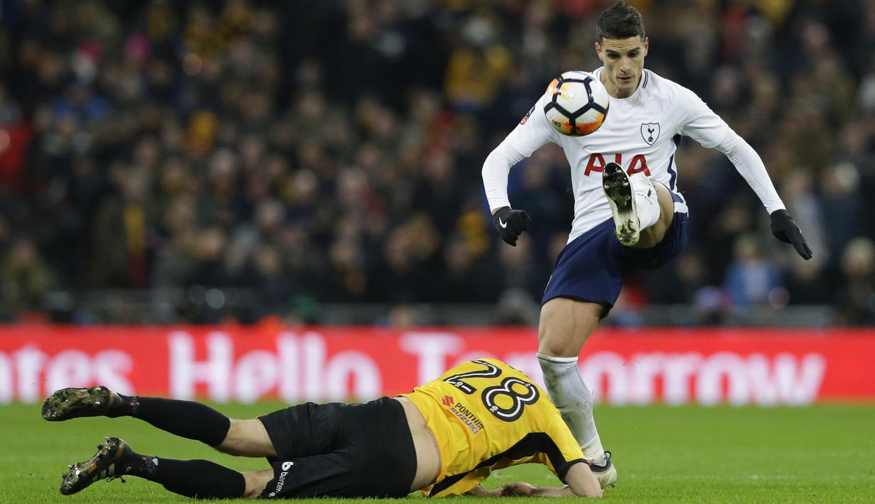 Pemain Tottenham, Erik Lamela (kanan) berhasil merebut bola dari pemain Newport, Mickey Demetriou pada laga Piala FA di Wembley Stadium, London, (7/2/2018). Tottenham menang 2-0. (AP/Alastair Grant)