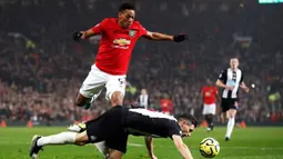 Pemain Manchester United Anthony Martial (kiri) berebut bola dengan pemain Newcastle United Fabian Schar pada pertandingan Liga Inggris di Old Trafford, Manchester, Inggris, Kamis (26/12/2019). Manchester United menang 4-1 atas Newcastle United. (Martin Rickett/PA via AP)