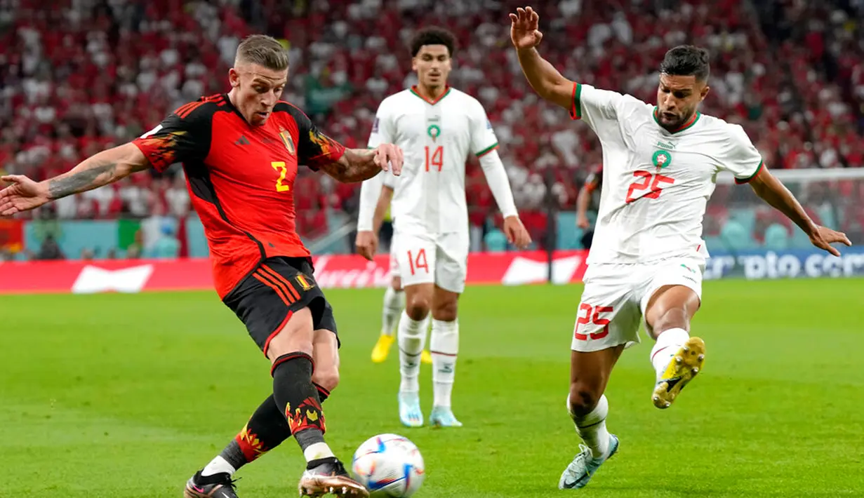 Pemain Belgia Toby Alderweireld (kiri) berebut bola dengan pemain Maroko Yahya Jabrane pada pertandingan sepak bola Grup F Piala Dunia 2022 di Stadion Al Thumama, Doha, Qatar, 27 November 2022. Maroko mengalahkan Belgia dengan skor 2-0. (AP Photo/Alessandra Tarantino)