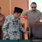 Mantan Dirjen Pajak Hadi Poernomo (berpeci) bersiap mengikuti sidang perdana praperadilan terhadap KPK di Pengadilan Negeri Jakarta Selatan, Senin (11/5/2015). Sidang gugatan Hadi Poernomo ditunda hingga Senin 18 Mei mendatang. (Liputan6.com/Helmi Afandi)