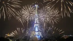 Kembang api menerangi Menara Eiffel pada perayaan Hari Bastille di Paris, Prancis, Rabu (14/7/2021). Prancis telah merayakan hari libur nasionalnya dengan ribuan tentara berbaris dalam parade Paris dan pesta tradisional di seluruh negeri. (AP Photo/Lewis Joly)