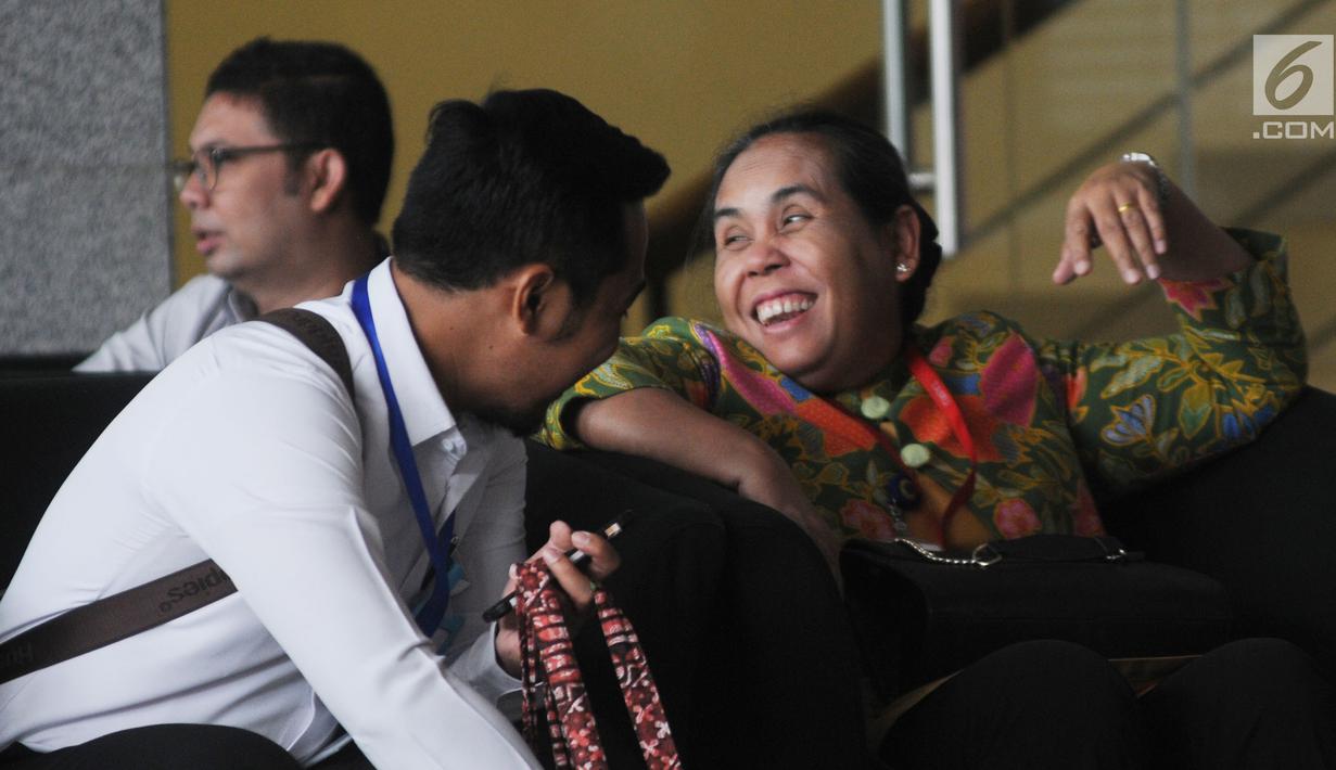 Irjen Kemenkeu Sumiyati tertawa saat menunggu giliran panggilan oleh penyidik di Gedung KPK, Jakarta, Senin (26/8/2019). Sumiyati diperiksa sebagai saksi untuk tersangka selaku PPK Istadi Prahastanto. (merdeka.com/Dwi Narwoko)