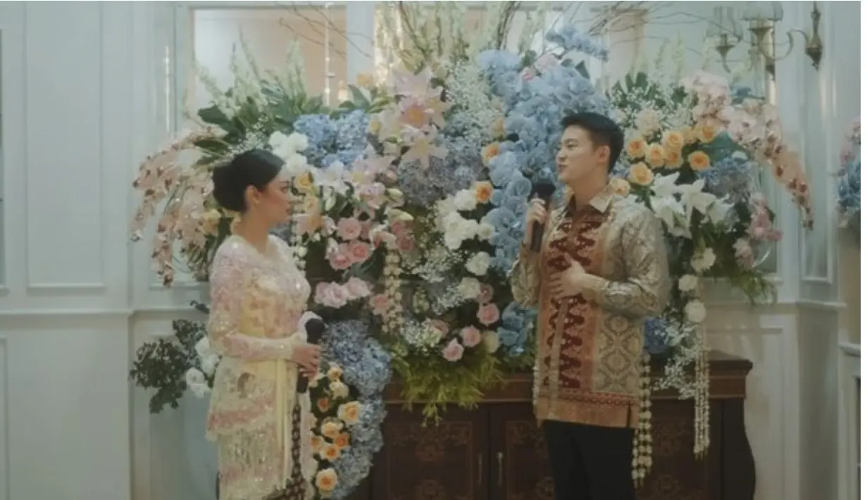 Penampilan kebaya Rizka juga mencuri perharian. Pada prosesi lamaran, Batik dan kebaya membuat tampilannya semakin menawan. [Foto: youtube.com/sanghoya/]