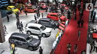 Pengunjung menghadiri pembukaan pameran Indonesia International Motor Show (IIMS) 2023 di Jiexpo Kemayoran, Jakarta, Kamis (16/2/2023). IIMS 2023 yang berlangsung pada 16-26 Februari menghadirkan 165 brand otomotif mencakup merek kendaraan roda empat, roda dua, dan kendaraan listrik. (merdeka.com/Iqbal S. Nugroho)