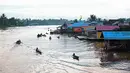 Sejumlah wanita mendayung perahunya yang digunakan untuk aktivitas jual beli di Pasar Terapung Lok Baintan, Banjarmasin, Kalimantan Selatan, Selasa (27/3). (Liputan6.com/Immanuel Antonius)