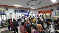 Kepadatan penumpang di Staisun Rogojampi Banyuwangi saat hendak melakukan boording (Istimewa)