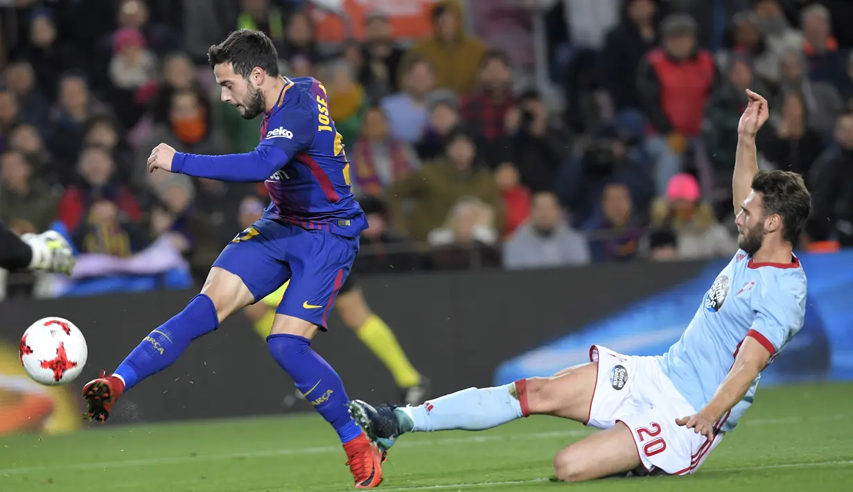 Aksi pemain Barcelona, Jose Arnaiz (kiri) melepaskan tembakan saat diadang bek Celta Vigo, Sergi Gomez pada laga Copa del Rey di Camp Nou stadium, Barcelona, (11/1/2018). Barcelona menang 5-0 atas Celta Vigo. (AFP/ Lluis Gene)