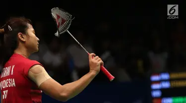 Ganda Putri Indonesia, Ni Ketut Mahadewi Istarani menunjukkan raketnya saat melawan Chen Qingchen/Jia Yifan di Semifinal Indonesia Open 2017, Jakarta, Sabtu (17/6). Anggia/Ni Ketut Mahadewi Istarani kalah 12-21, 17-21. (Liputan6.com/Helmi Fithriansyah)