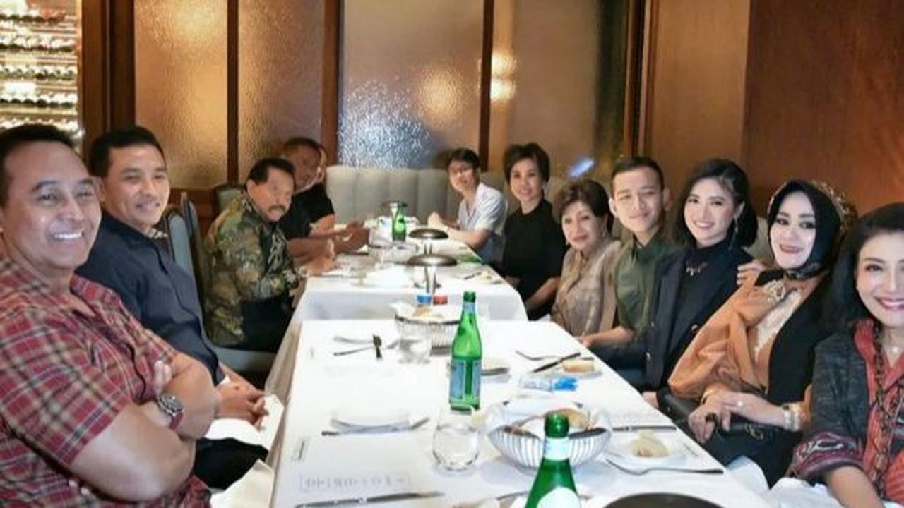 Lengket bak prangko, Hafiz dan Angela juga terlihat duduk bersebelahan ketika mereka tengah menikmati makan bersama dengan keluarga.