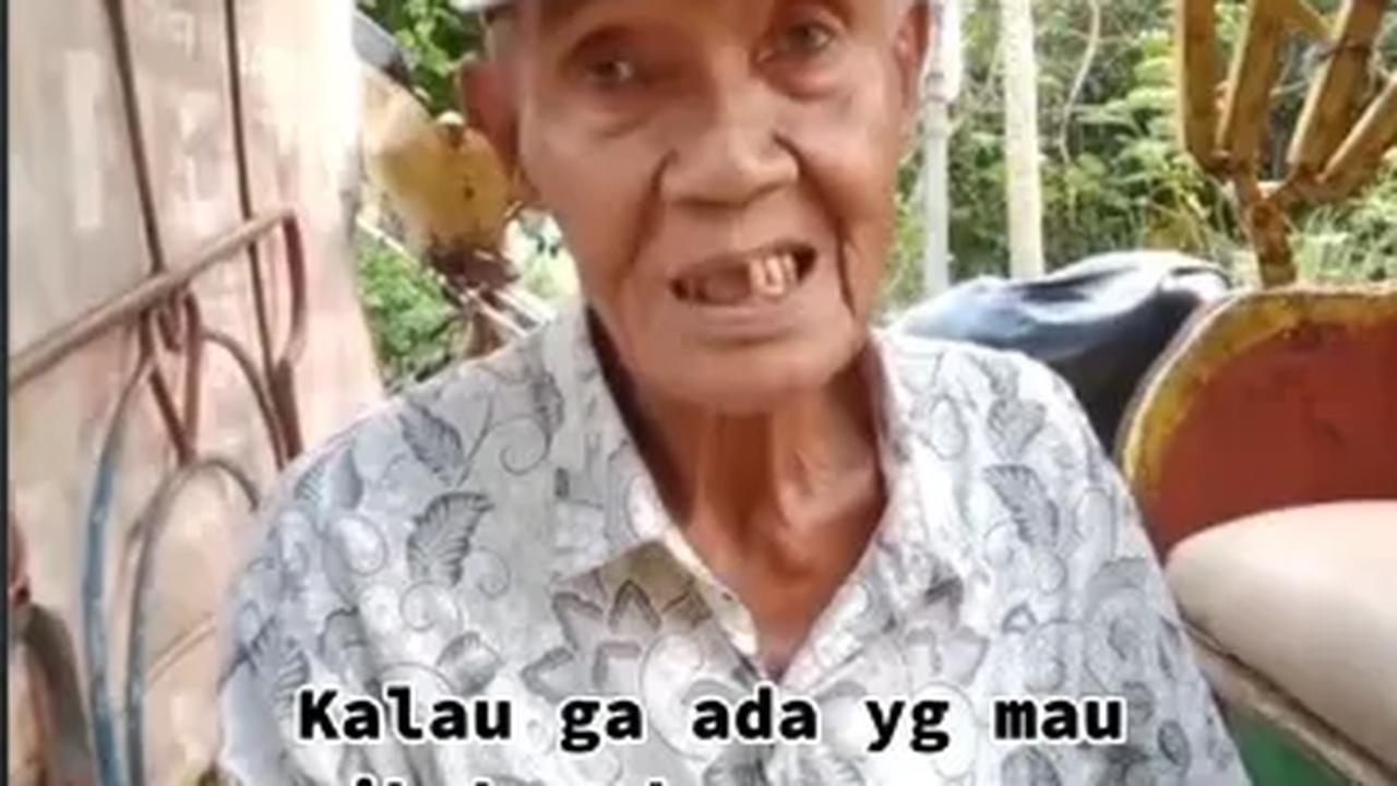 "Kalau nggak ada yang mau naik becak saya, saya makan dari mana 😭 Saya nggak ada beras, orang nggak ada yang mau sewa (becak) 😭," ujarnya.