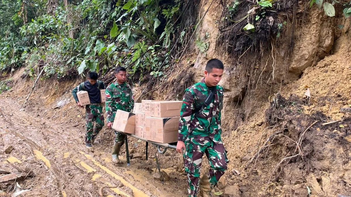 FOTO: Tim Kesehatan Kodam Iskandar Muda Tempuh Medan Berat Salurkan Obat ke Desa Terisolir di Aceh Tengah