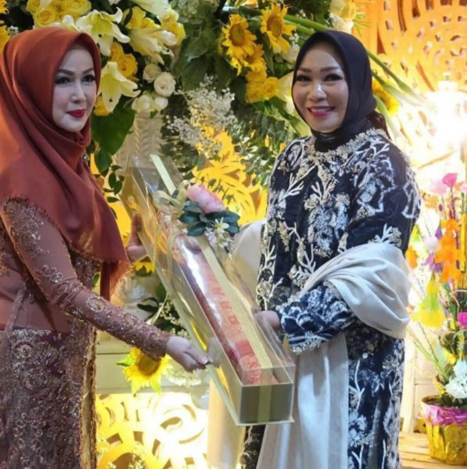 Ibunda Tistha Nurma, Tity Hatta, menerima songket merah dari pihak keluarga Affie Kalla (Instagram/@tityhatta)