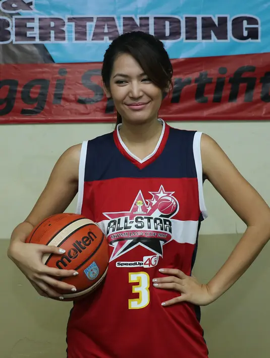 Sebelum mendaftar sebagai Putri Indonesia 2011 dan jadi pemenang, Maria Salena aktif sebagai atlet basket nasional. Beberapa kali ia terlibat dalam pertandingan nasional. (Andy Masela/Bintang.com)