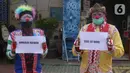 Komunitas badut tangerang raya (Batara) bersama kelurahan Larangan Selatan melakukan sosialisai pembatasan sosial bersekala besar (PSBB) di Tangerang, Kamis (16/4/2020). Mulai tanggal 18 april mendatang Tangerang Raya akan melakukan PSBB hingga 3 mei. (Liputan6.com/Angga Yuniar)