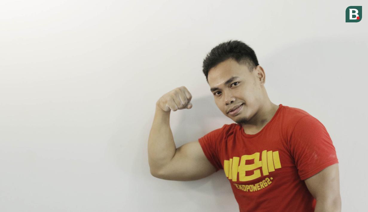 Atlet angkat besi, Eko Yuli Irawan, berpose saat sesi latihan di Pelatnas angkat besi, Jakarta, Rabu (21/3/2018). Eko Yuli Irawan bertekad ingin memecahkan rekor pribadi di Asian Games 2018. (Bola.com/M Iqbal Ichsan)