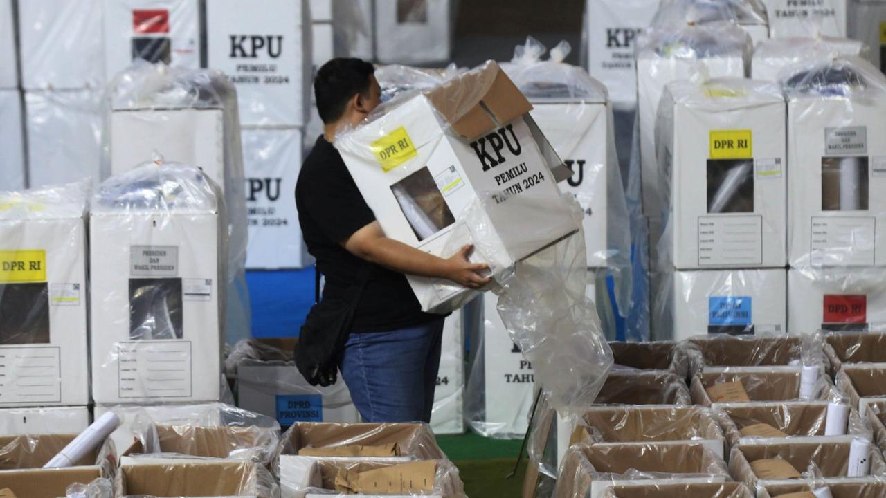 Dalam kesempatan yang sama, TKN pun menayangkan video yang menunjukkan dugaan kecurangan tersebut.&nbsp;